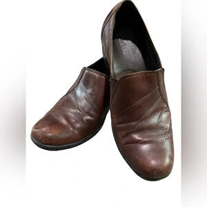 GUC Clarks Women’s Partridge Slip on brown leather shoes size 9